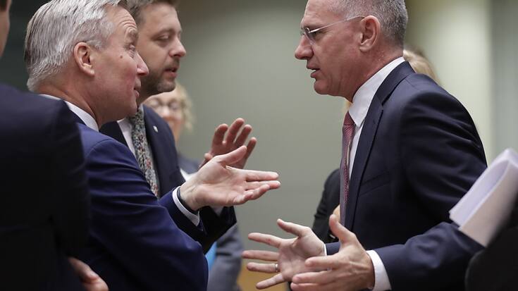 Le ministre autrichien de l'intérieur Gerhard Karner (à droite) a mis son veto à l'entrée de la Roumanie et de la Bulgarie dans l'espace Schengen. De quoi fâcher son collègue roumain Lucian Bode (à gauche).