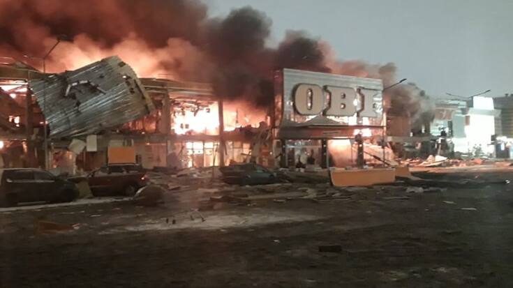 En raison de l'effondrement du toit, le feu s'est répandu instantanément à une vaste zone.