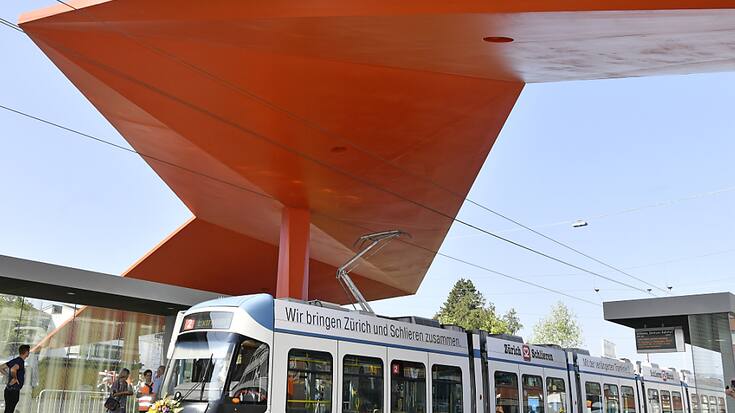 Il y a trois ans, un premier tronçon du Limmattalbahn avait été inauguré entre Zurich-Altstetten et Schlieren (ZH). Il était long de 3 km. Désormais, le tram intercantonal parcourt 13,4 km (archives).