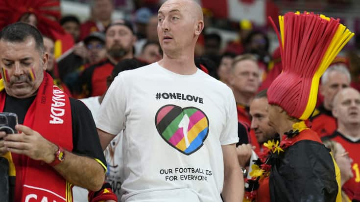 Wahl avait été retenu le 21 novembre par du personnel de sécurité au Qatar parce qu'il portait un T-shirt arc-en-ciel au match entre les Etats-Unis et le Pays-de-Galles, pour apporter son soutien aux droits LGBT+, à l'instar de ce supporter (image prétexte).
