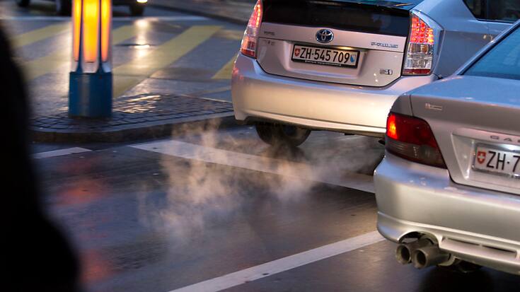 Les véhicules hybrides classiques enregistrent la plus forte progression avec +38% à 5554 unités, alors que les hybrides rechargeables chutent de 15% à 1646 unités. (KEYSTONE/Gaetan Bally)