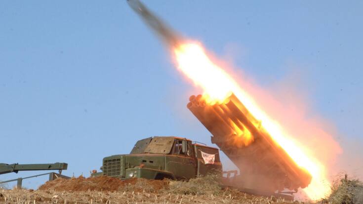 La stratégie japonaise de sécurité fait aussi référence aux tirs de missiles à répétition de la Corée du Nord, déclarant que les actions militaires de Pyongyang représentent "une menace plus grave et plus imminente pour le Japon que précédemment".