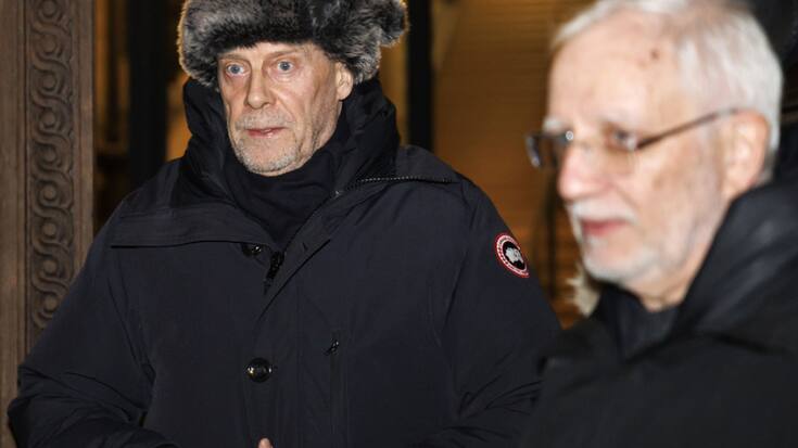 L'essayiste franco-suisse d'extrême droite Alain Soral (à gauche) et son avocat Pascal Junod (à droite) devant le Tribunal de police de l'arrondissement de Lausanne, vendredi à Montbenon.