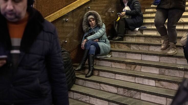 Des habitants de Kiev se sont abrités dans les stations de métro pendant les bombardements russes.