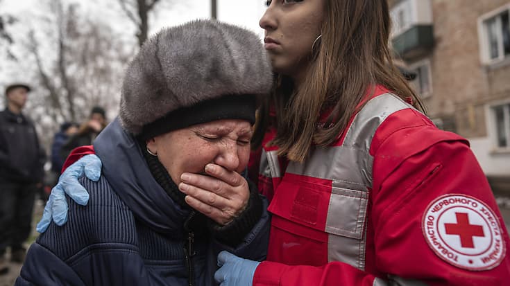 Une femme pleure devant un bâtiment détruit par une attaque russe à Kryvyi Rih, dans le centre de l'Ukraine.
