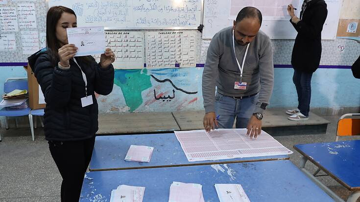 Comptage des bulletins après la fermeture des bureaux de vote.
