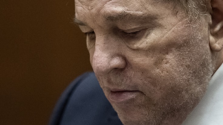 Harvey Weinstein a déjà été condamné à New York où il purge depuis 2020 une peine de 23 ans de prison également pour viol et agression sexuelle.