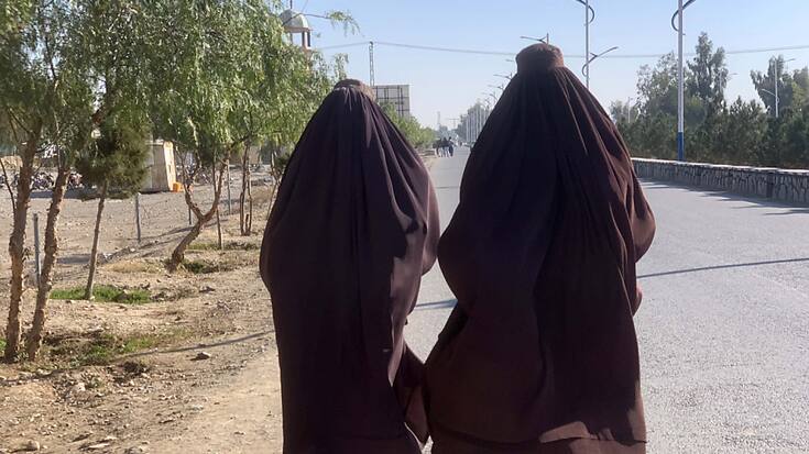 Deux femmes quittent l'université de Kandahar. Après avoir interdit mercredi aux femmes de fréquenter les universités, les talibans leur interdisent désormais de travailler pour des ONG.