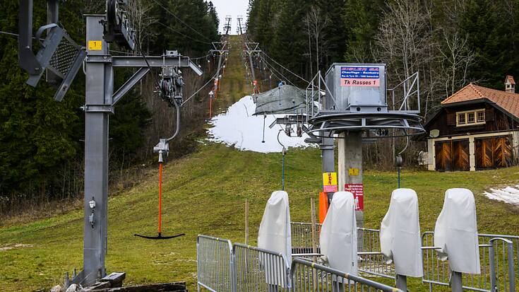 De nombreuses stations de ski, comme celle de Sainte-Croix (VD) sur le cliché, souffrent d'un manque d'enneigement.