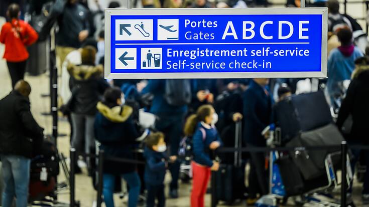 Après un week-end de forte affluence, un touriste étranger a provoqué des perturbations à Genève Aéroport mardi matin en ouvrant par erreur une porte sous alarme. Les vols ont subi des retards (archives).