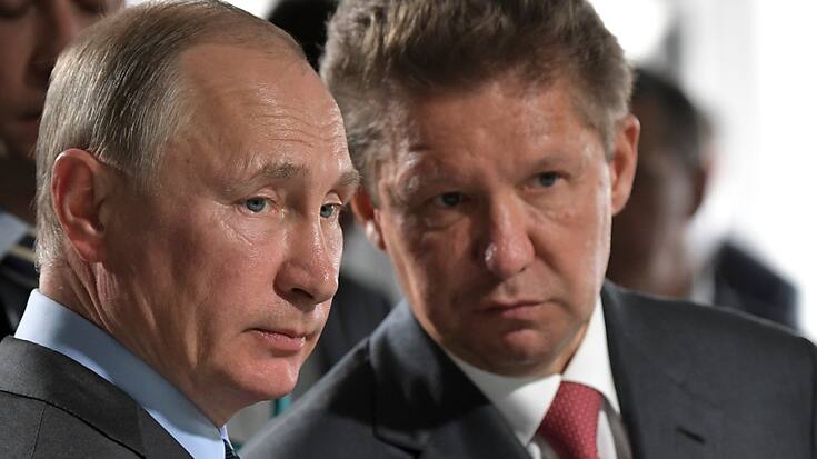 Alexei Miller, patron de Gazprom, (à droite sur la photo à côté du président russe Vladimir Poutine) a reconnu une année 2022 "très difficile", les exportations se tournant vers l'Asie en pleine crise entre Moscou et les Occidentaux. (archives)
