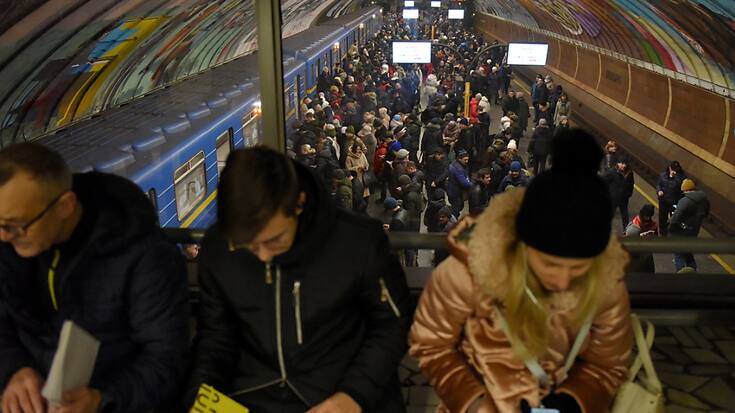 Des habitants s'abritent à l'intérieur d'une station de métro lors d'une alerte au raid aérien à Kiev.