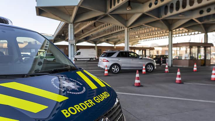 Les 23 occupants pincés dans une automobile à 7 places à la douane de Weil am Rhein (D) près de Bâle ont finalement pu entrer en Suisse (image symbolique).