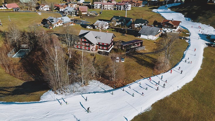 La saison d'hiver 2022/2023 a débuté "de manière mitigée" dans les domaines skiables suisses, les stations de basse altitude étant pénalisées par la douceur des températures. Des baisses de recettes sont enregistrées partout, sauf au Tessin.