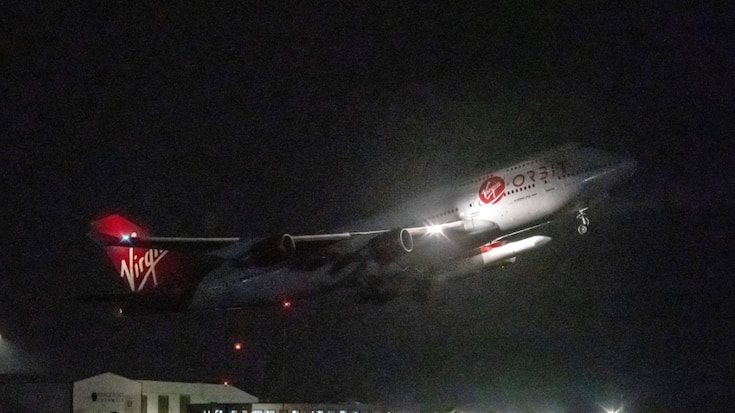 Un Boeing 747 de Virgin Orbit a transporté la fusée de 21 mètres avant qu'elle ne se détache de l'engin.
