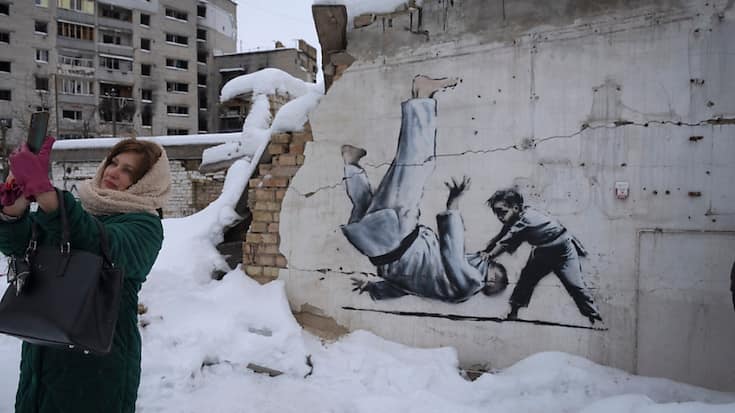 Ce n'est pas la première fois que l'artiste s'investit en faveur de l'Ukraine. Le mois dernier, Banksy était venu réaliser une oeuvre à Borodyanka, dans la banlieue de Kiev.