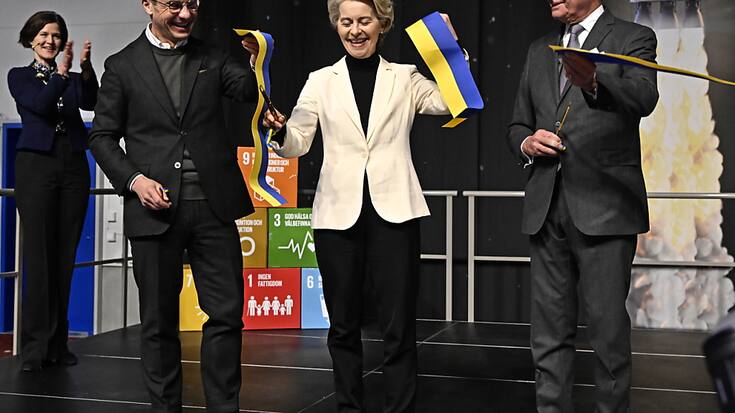 Le Premier ministre de Suède Ulf Kristersson, la présidente de la Commission européenne Ursula von der Leyen et le roi de Suède Carl XVI Gustaf coupe le ruban à l'inauguration du port spatial à Kiruna, le 13 janvier 2023.