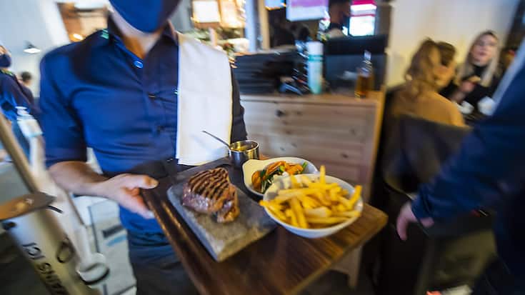 Les emplois dans la restauration notamment  sont particulièrement concernés par l'initiative cantonale pour un salaire minimum. (Image d'illustration).