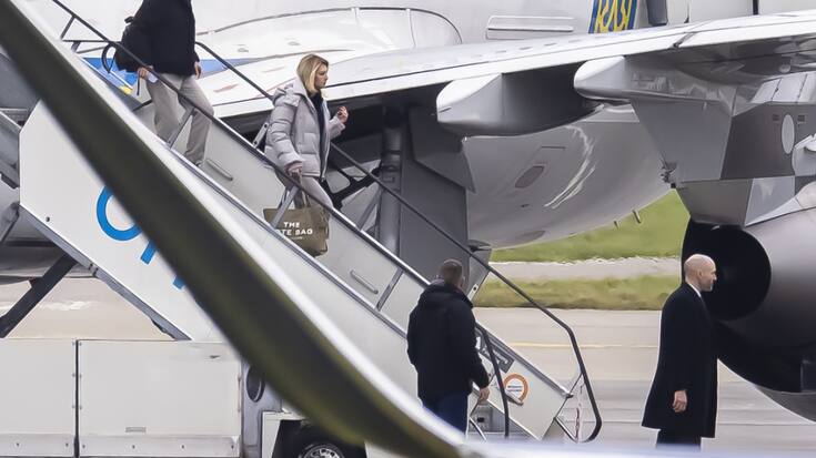 Olena Zelenksa (veste grise) descend d'un avion gouvernemental à l'aéroport de Zurich-Kloten.