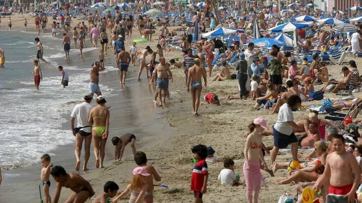 Plage de Benidorm. L'activité touristique en Espagne, deuxième destination mondiale avant le Covid, a dépassé en 2022 son niveau d'avant la pandémie. (archives)