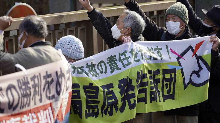Des militants et soutiens aux personnes déplacées après la catastrophe de Fukushima ont manifesté mercredi devant la Haute Cour de Tokyo.