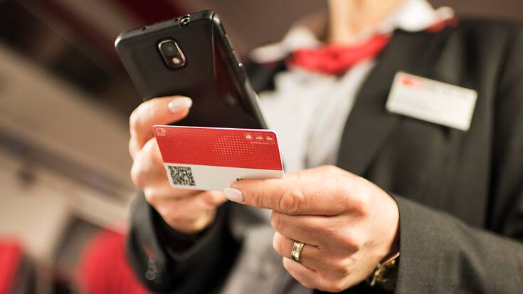 Le Swisspass peut désormais aussi être utilisé comme carte de crédit ou débit, pour l'achat de titres de transport (image d'illustration).
