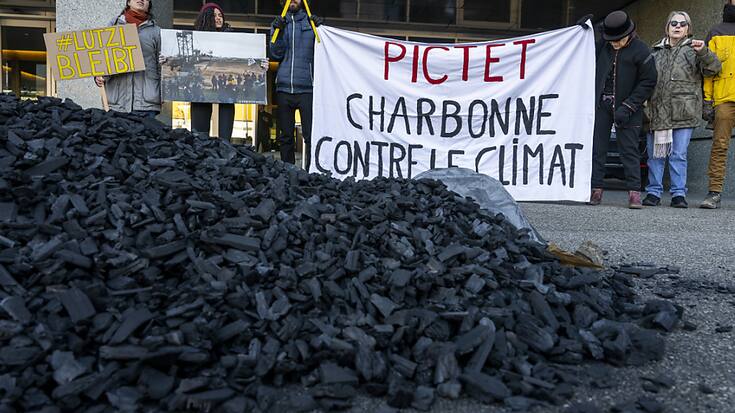 A Genève, une dizaine d'activistes du climat ont déversé 250 kilos de charbon devant l'entrée de Pictet jeudi à midi. Ils dénoncent les investissements de la banque dans la multinationale allemande RWE qui exploite la mine à Lützerath.