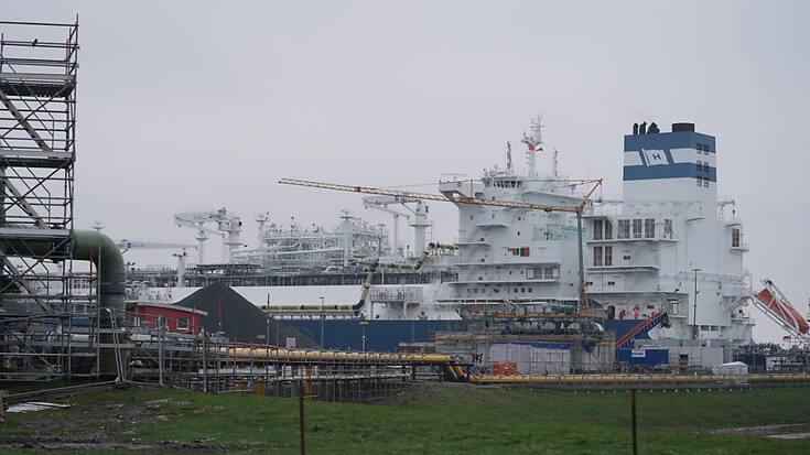 L'unité flottante de stockage et de regazéification "Hoegh Gannet" amarrée vendredi matin à la nouvelle plateforme construite en quelques mois à Brunsbüttel, dans l'embouchure de l'Elbe. (archives)