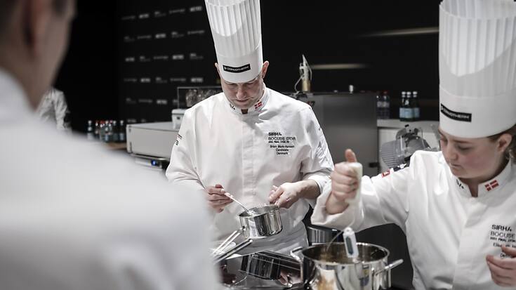 Le chef danois Brian Mark Hansen (au centre) a remporté la finale internationale du Bocuse d'Or 2023.