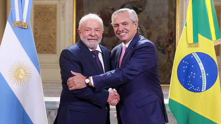 Le président brésilien Lula (à gauche) a rencontré son homologue argentin Alberto Fernandez.