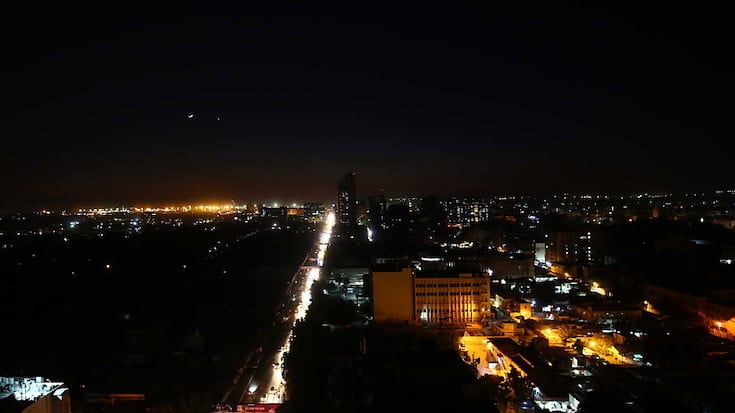 Les 15 millions d'habitants de Karachi ont été plongés dans le noir lundi. Le ministre de l'énergie a indiqué dans la soirée espérer que le courant soit rétabli dans tout le pays d'ici lundi soir.