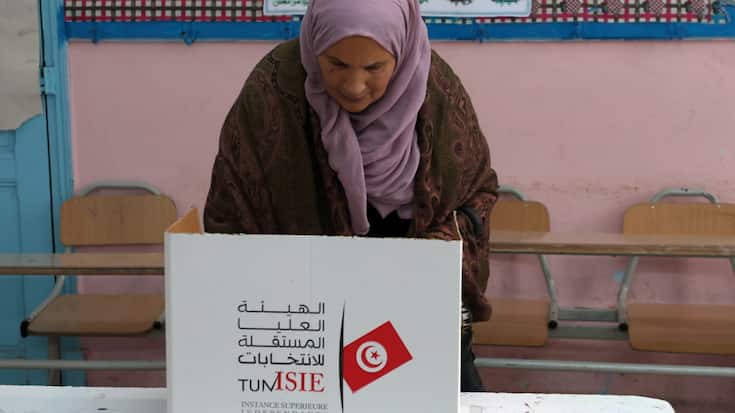 Selon des experts, une partie de la population, partageant l'aversion de M. Saied pour les partis politiques, approuve sa limitation des pouvoirs du futur Parlement.