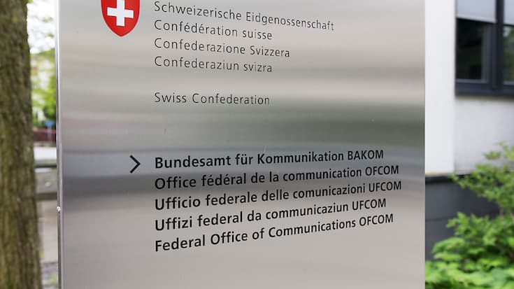 Dès fin avril, l'OFCOM publiera les dossiers sur son site internet et procédera à une audition des milieux intéressés. Se basant sur les dossiers de candidature et les avis recueillis dans le cadre de l'audition, le DETEC octroiera les concessions probablement au cours du quatrième trimestre 2023