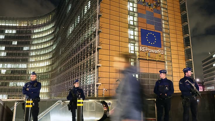 L'attaque est survenue autour de 18h00 dans la station de métro Schuman, située à quelques dizaines de mètres des sièges de la Commission européenne et du Conseil européen.