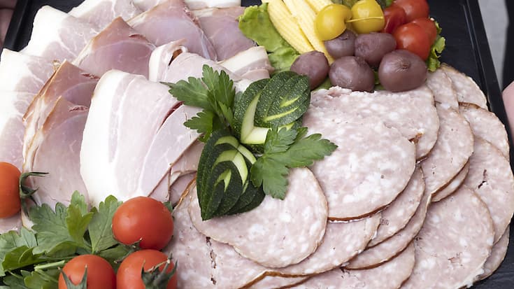 L'Alliance demande notamment une révision des quantités maximales autorisées pour les additifs nitrés. Principalement utilisés dans la fabrication de produits carnés saumurés (saucisses, jambon, charcuterie, etc.), ceux-ci ont en effet un caractère génotoxique et cancérogène.