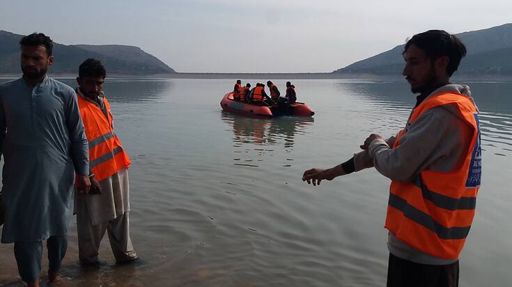 Les sauveteurs rapportent des corps de victimes.