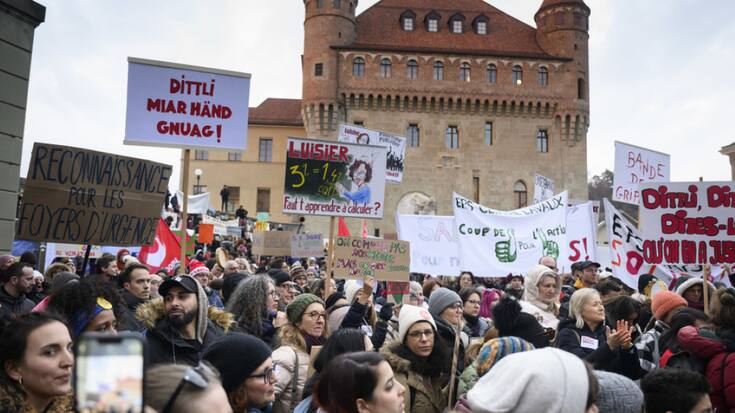Les fonctionnaires en grogne se sont donné rendez-vous dès 16h30 devant le Grand Conseil vaudois et sur la place du Château avant de défiler dès 17h30 dans les rues de Lausanne.