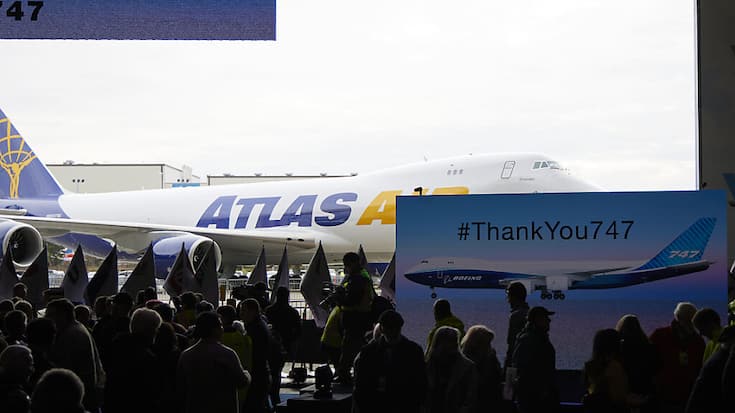 Anciens et actuels employés, clients et fournisseurs se sont rassemblés à Everett pour assister à la remise du dernier 747 produit.