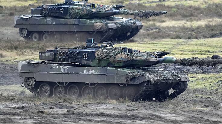 Ici, des chars Leopard 2. Les Leopard 1 que l'Allemagne pourra désormais livrer à Kiev ont un canon d'un calibre plus petit.