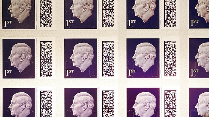 Le portrait de Charles III sur les timbres est une version adaptée de celui créé par le sculpteur Martin Jennings pour Royal Mint, l'organisme chargé de frapper la monnaie britannique.