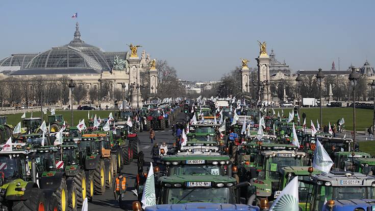 Les tracteurs ont couvert les 500 mètres de voie séparant l'hôtel des Invalides du pont Alexandre III, avant de quitter la capitale dans l'après-midi.