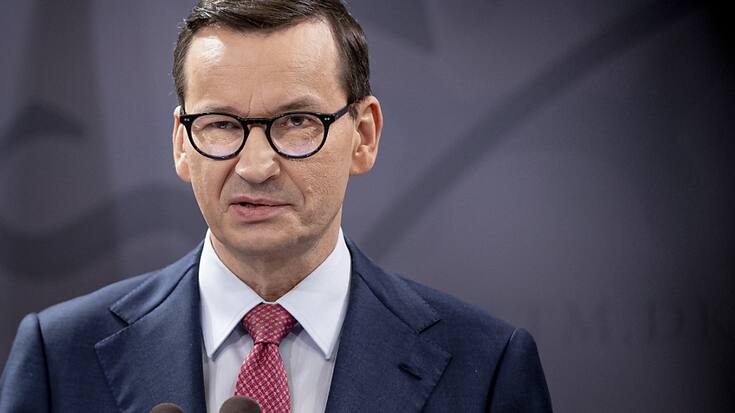 Ce 10e train de sanctions a longtemps été bloqué par le premier ministre polonais Mateusz Morawiecki qui le jugeait trop mou et trop faible.