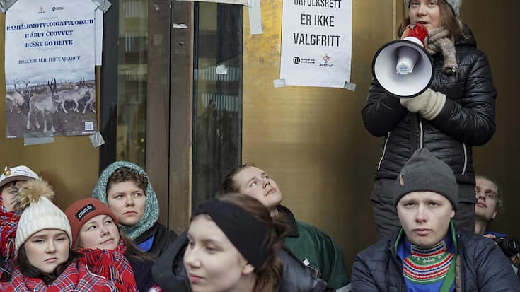 Greta Thunberg et d'autres militants bloquant l'entrée du ministère du pétrole et de l'énergie, le lundi 27 février.