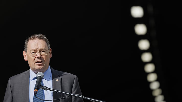 "La poursuite de la bonne collaboration entre l'Office fédéral des routes et le canton du Valais permettra de réaliser l'A9 selon les règles techniques et financières en vigueur", estime le conseiller d'Etat valaisan Franz Ruppen (archives).