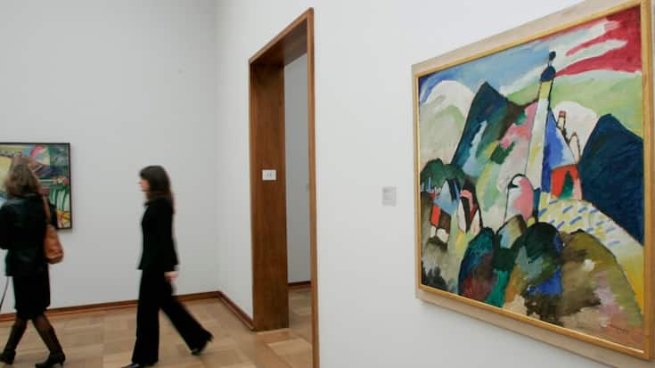 Vendu près de 42 millions d'euros, "Murnau mit Kirche II" (à droite) de Kandinsky avait été exposé au Kunstmuseum de Bâle en 2006 (archives).
