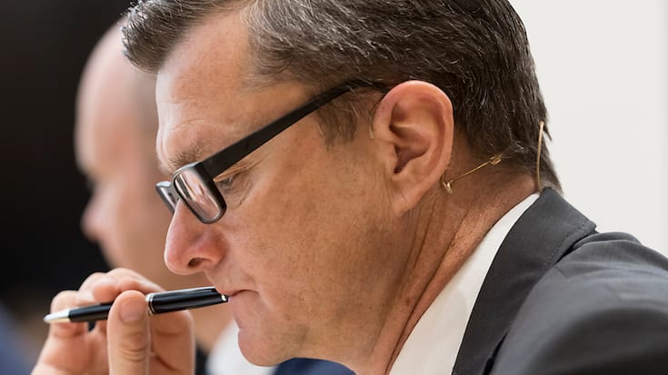 Le directeur général de Postfinance, Hansruedi Köng, quittera son poste fin février 2024, après 21 ans au sein du bras financier du géant jaune. (archives)
