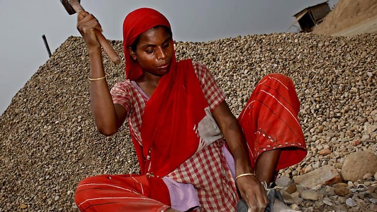 Les femmes gagnent à peine plus de la moiité du revenu des hommes dans le monde. Et dans les pays pauvres, ce taux descend autour de 30% (image d'illustration).