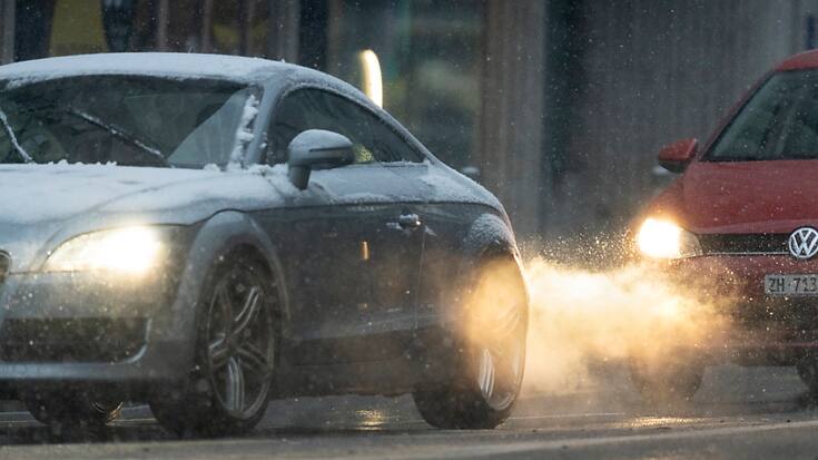 L'écart s'explique par la propension masculine à consommer des biens et services plus émetteurs, comme le carburant (archives).