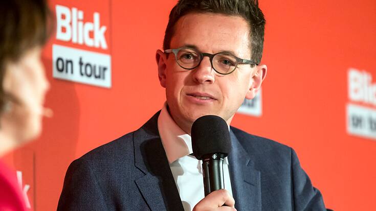 Le rédacteur en chef du groupe Blick, Christian Dorer, aurait favorisé une partie de son personnel par rapport aux autres employés. Il aurait aussi insuffisamment séparé vies privée et professionnelle, selon les accusations.