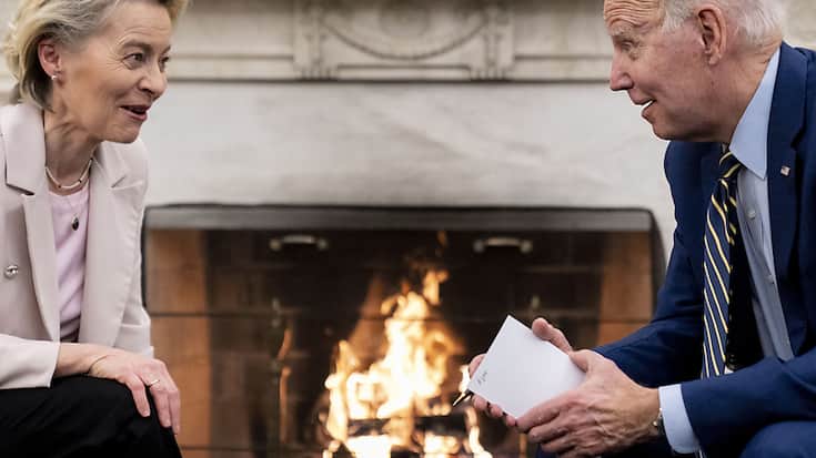 Le président américain et la patronne de la Commission européenne, dans le cadre douillet du Bureau ovale réchauffé par un feu de cheminée, ont rivalisé d'amabilités lors de courtes déclarations devant la presse.
